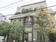 緑と巧く融合している建物