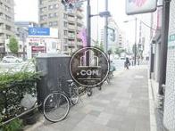 綺麗に舗装された前面歩道