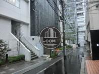 六本木通りから一本入っています