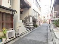 玄関前の人通りの少ない公道
