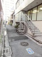 落ち着いた雰囲気の玄関前通り