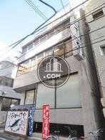 細かなタイル張りで外装を仕上げています
