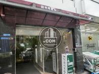ガラス張りの横長の正面入り口です