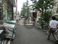 周辺は大型のオフィスビルが目立ちます