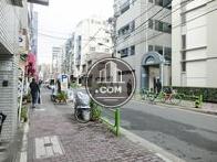綺麗に舗装された歩道エリア