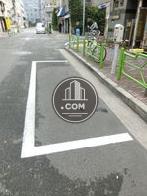 前面通りに常設されたパーキングメーター