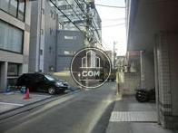 人通りの多い裏路地