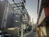 大型車も通る裏路地