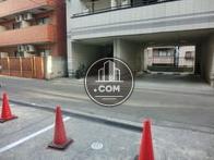 前面道路は狭めです
