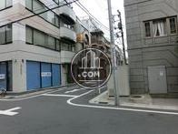 角地に建つ目立つビルです
