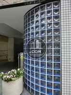 目立つガラスブロックの壁です