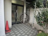 ガラス張りの入り口