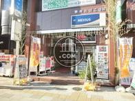 看板が多く設置された正面玄関です