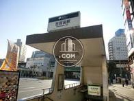 ビルの目の前に駅入口があります