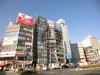 周辺は同じ高さのビルが建ち並びます