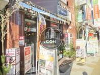 正面玄関横はオーナー様の経営する店舗があります