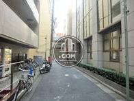 建物裏側は細い路地裏になっております