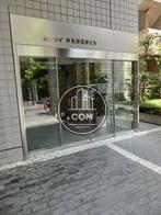 ガラス張りの自動ドアです