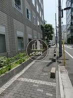 歩道沿いには植込みが設置されています