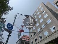 歩道沿いからも迫力ある外観