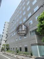 正方形の窓が等間隔に並びます