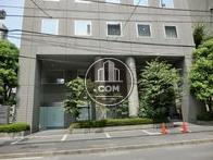 正面入口は緑豊かな吹抜けです