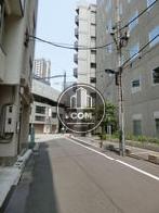 線路脇の通りにつながっています