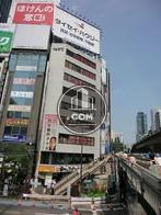 明治通りと２４６が交差する角にあります