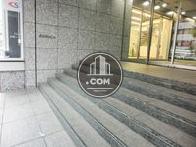 正面エントランス前の階段