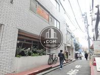 玄関口は側面にございます