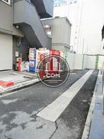 背面側の細い路地