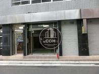 ビル正面玄関です