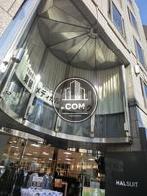 1,2階は店舗が入居しています