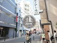 隣のビルには喫茶店があるので打合せにも便利