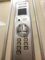エレベーター内の操作パネル