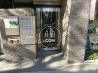 シンプルな正面玄関