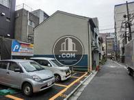 玄関から右に少し行くとコインパーキングがあります