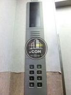 エレベーター内の操作パネル