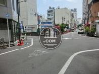 裏手は商店が立ち並ぶ通りです