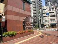 低層部分は褐色系の配色です