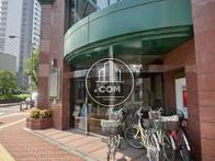 交差点に面した角の頂点にあります