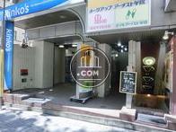 一階オフィス、エントランス、地下へそれぞれ続いています