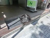 入口には低めの段差があります