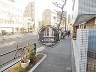街路樹のある通り