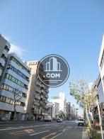 幅広い公道沿い