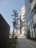 物件前の歩道の様子(明治学院大学方面)