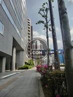 物件前、桜田通り沿いの歩道の様子(高輪台駅方面)