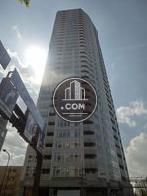 物件の正面に建つ高層マンション