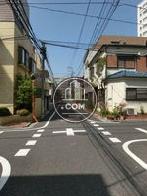 物件裏の十字路。裏手に回ると住宅が多く見えます