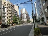 ビル目の前は大きな通りがあります